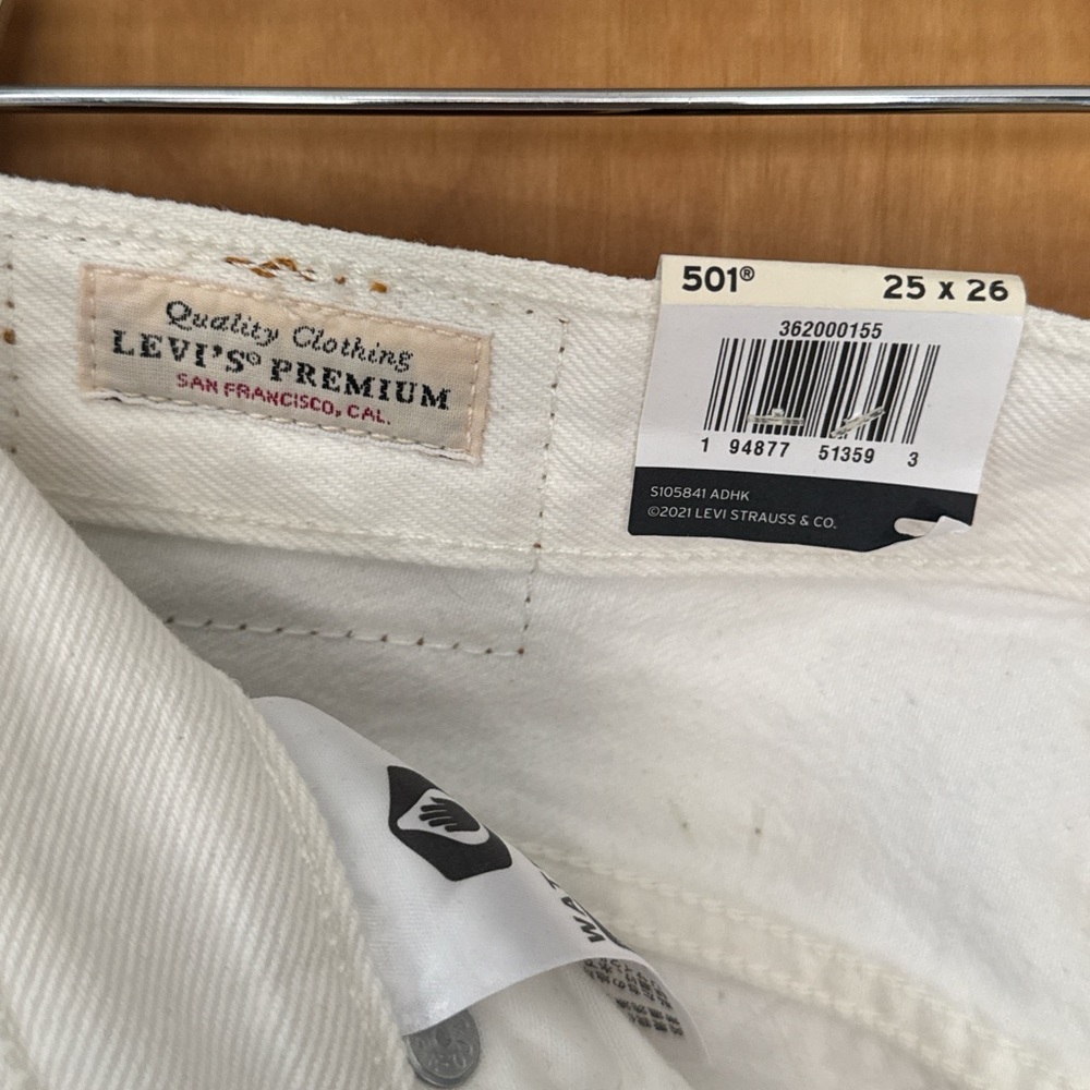 Levi's Women's cropped premium 501 Jeans - Picture 6 of 7